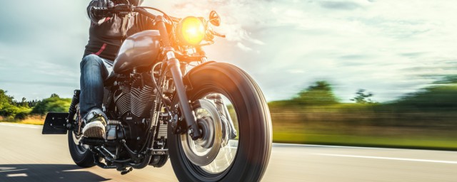 摩托车坡道急转弯的技巧是什么呢(摩托车上坡转弯时的正确操纵方法)