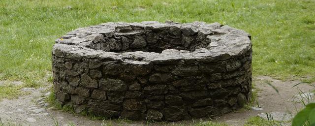 水井打在房屋的哪个位置(房子里打井在什么位置)