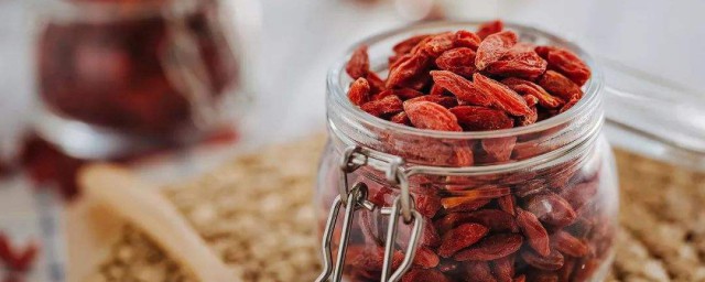 枸杞泡水喝的好处有哪些(枸杞泡水喝有哪些好处和坏处)