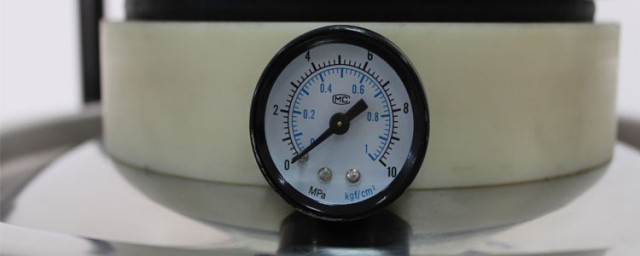 汽车轮胎气压表查看方法(轮胎气压表怎么用,气压值怎么看)