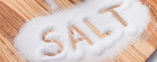 生理盐水和食用盐水区别介绍(生理食盐水和生理盐水一样吗有什么区别)