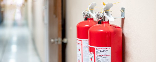 二氧化碳灭火器的使用步骤(二氧化碳灭火器的使用步骤有哪些)