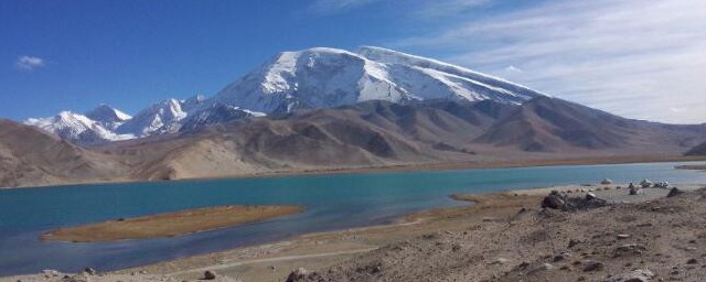 塔里木盆地在什么地方(塔里木盆地上面是什么盆地)