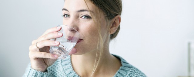 正确的饮用方法是什么(饮用水的方法)