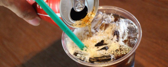 可乐海绵冰如何冻出来的(可乐怎么冻成冰块)