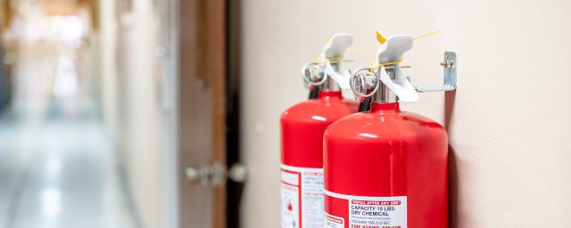 如何使用灭火器(如何使用灭火器灭火)