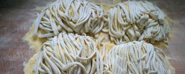 怎样做夏日最爱手擀面(简单的手擀面)