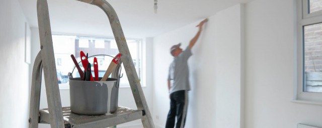 关于使用人字梯的安全注意事项(人字梯使用安全操作规程)