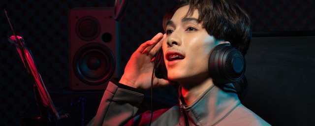 大海航行靠舵手歌词是什么(大海航行靠舵手的歌曲词)