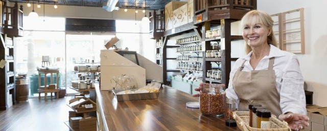 关于店长第一天自我介绍(第一天店长向员工自我介绍范文)