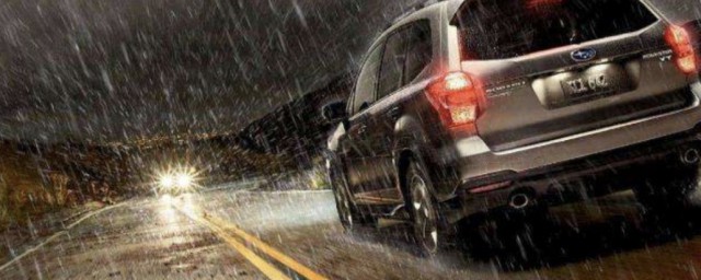 暴雨天出行需要准备什么东西(雨天出门要准备什么东西)