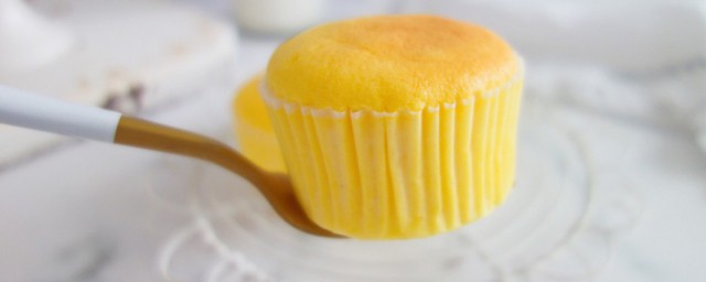 不开裂不回缩酸奶纸杯蛋糕怎么做(纸杯蛋糕怎样做不回缩)