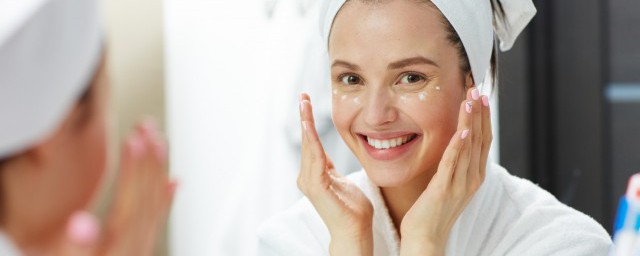 淡斑精华液怎么用(淡斑精华液怎么用,有什么要注意的吗)