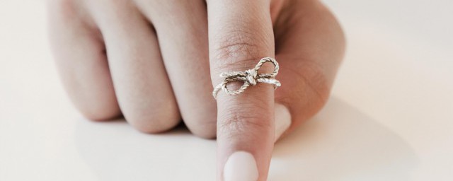 不同手指戴戒指代表什么意思(不同手指戴戒指的含义是什么)