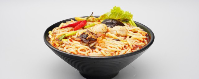 过桥米线是哪里的小吃(过桥米线是什么的有名小吃)