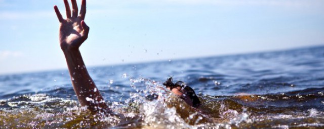 不慎落水怎么自救(不慎落水怎么自救课件)