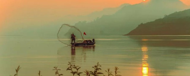 半江瑟瑟半江红原文内容及翻译(半江瑟瑟半江红的瑟瑟是什么意思翻译)