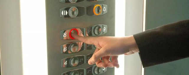 电梯出现故障的自救技巧(突遇电梯故障如何开展自救)