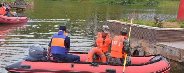 洪水包围拿哪些工具逃生呢(洪水包围时哪些可以做逃生工具)