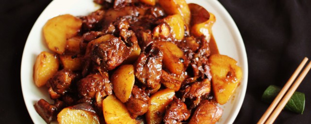 香辣土豆烧鸡块怎么做(土豆烧鸡块的做法最正宗的做法)