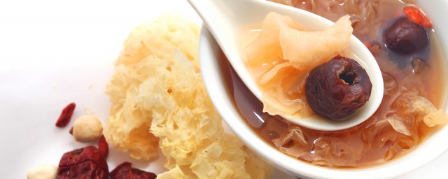 莲子薏米银耳汤的做法(银耳莲子红枣薏米汤的做法)