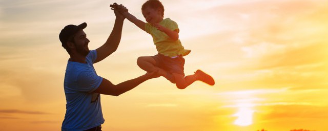 爸爸的伟大形象怎么形容(描述爸爸伟大的形容词)