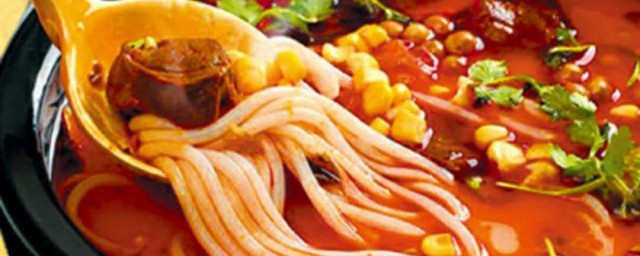 过桥米线和酸辣米线到底是哪个云南的(云南特色米线是酸辣米线还是过桥米线)