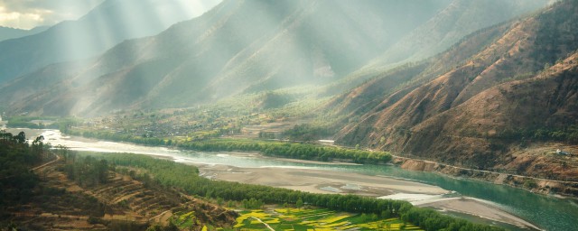 长江入海口指哪个城市(长江的入海口是哪座城市)