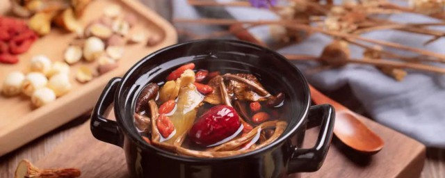 煲鸡汤搭配什么药材最补气补血补肾(用什么药材煲鸡汤补气血)