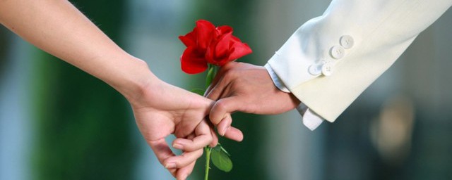 为什么一个男的对你忽冷忽热(一个男人为什么对你忽冷忽热)