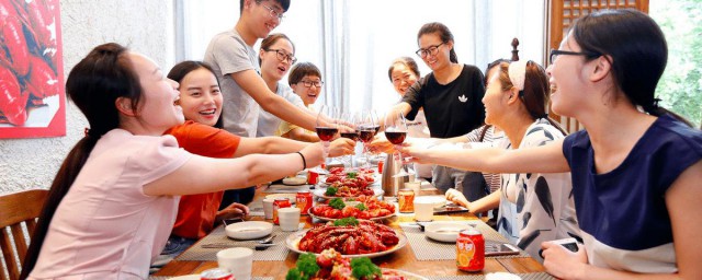 关于梦见请别人吃饭的意思(梦见请别人吃饭怎么回事)