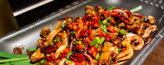 烤鱿鱼如何制作(怎样烤鱿鱼)