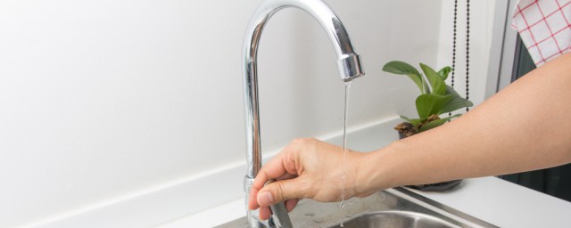 水和油的密度是哪个大(水和油的密度哪个大一些)