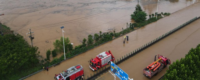个人应该如何在暴雨中自救(遇到大暴雨怎么自救)