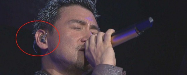 歌手唱歌时耳朵上的东西(歌手演唱时耳朵里戴的是什么?)