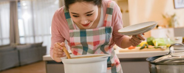 关于莲藕绿豆猪骨汤功效(莲藕绿豆汤猪骨汤功效与作用)