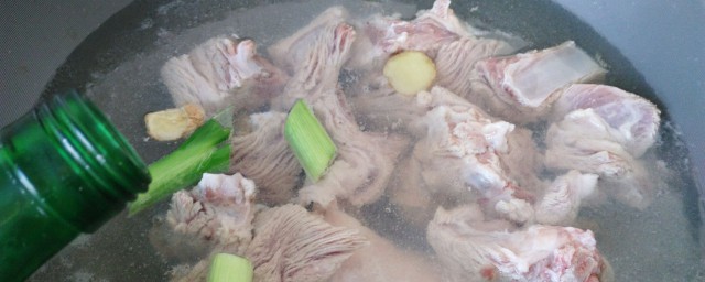 排骨焯水的方法介绍(排骨焯水的正确方法)