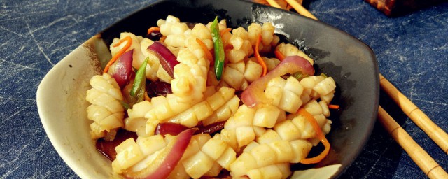 洋葱鱿鱼花的做法介绍(葱花鱿鱼怎么做好吃)