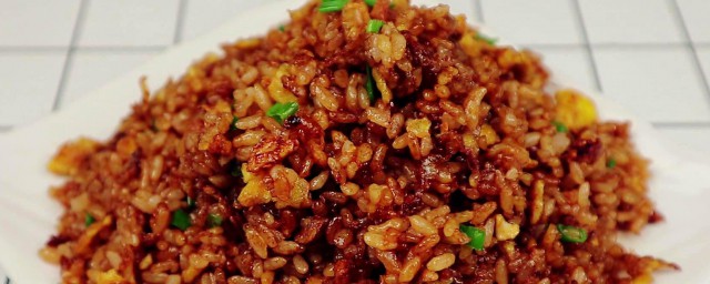 香菜酱油炒饭怎么做(酱油炒饭的家常简单做法)