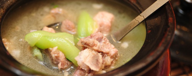 丝瓜排骨汤怎么做(排骨丝瓜汤怎么炖最好喝窍门)
