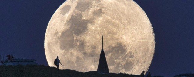 月亮从哪里升起(月亮从哪里升起来从哪里落下去)