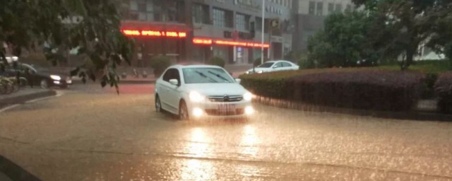 精选描写暴雨的句子(描写暴雨的名句)