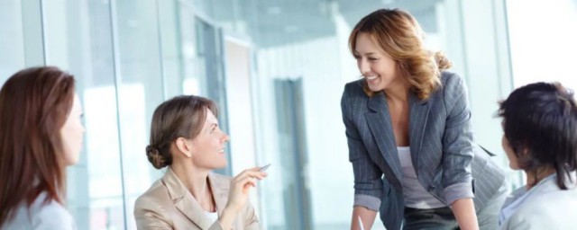 新同事入群打招呼的句子(新入职同事群打招呼范文)