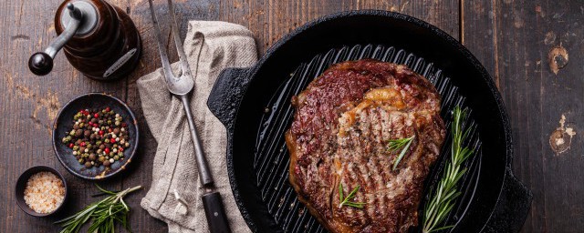 牛排怎么煎得更嫩(牛排怎么煎很嫩)