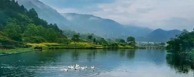 青山徐徐的徐徐的意思(青山徐徐的从两边过去徐徐是什么意思)