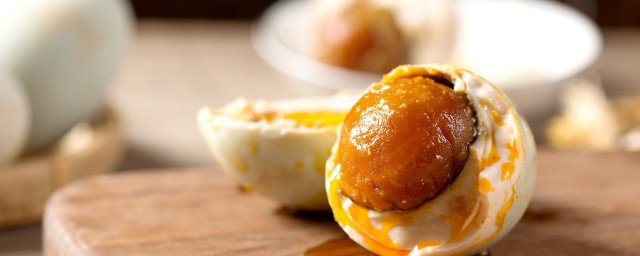 腌好的咸鸭蛋怎么存放(自己腌的咸鸭蛋怎么存放)