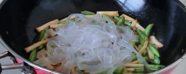 酸辣宽粉怎么做比较好吃(酸辣宽粉的家常做法窍门)