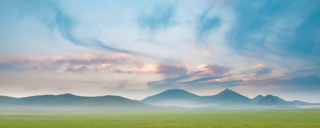 伏天水送无穷树带与云买一半山的解释(浮天水送无穷树带雨云埋一半山)