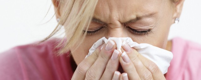 一次打两个喷嚏的意思(每次打喷嚏打两个是什么意思)