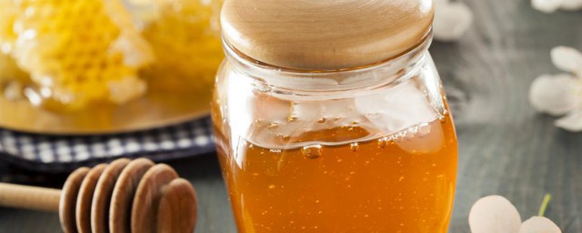 关于睡前喝蜂蜜水的好处和坏处(睡前喝蜂蜜水有什么效果)